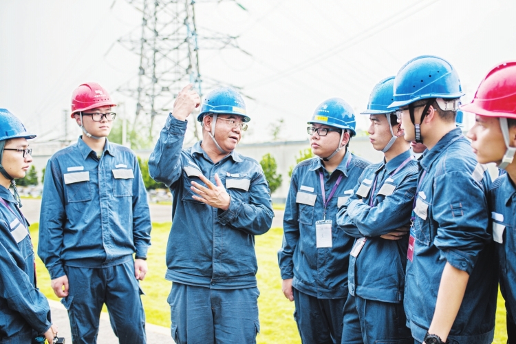 廣東電網(wǎng)東莞供電局變電管理二所檢修一班副班長何滿棠：“以匠人之心，守一畝三分地”