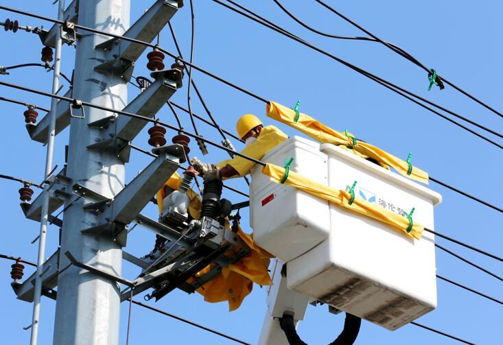 “小黃人”帶電搶修 確保群眾居家不斷電.jpg