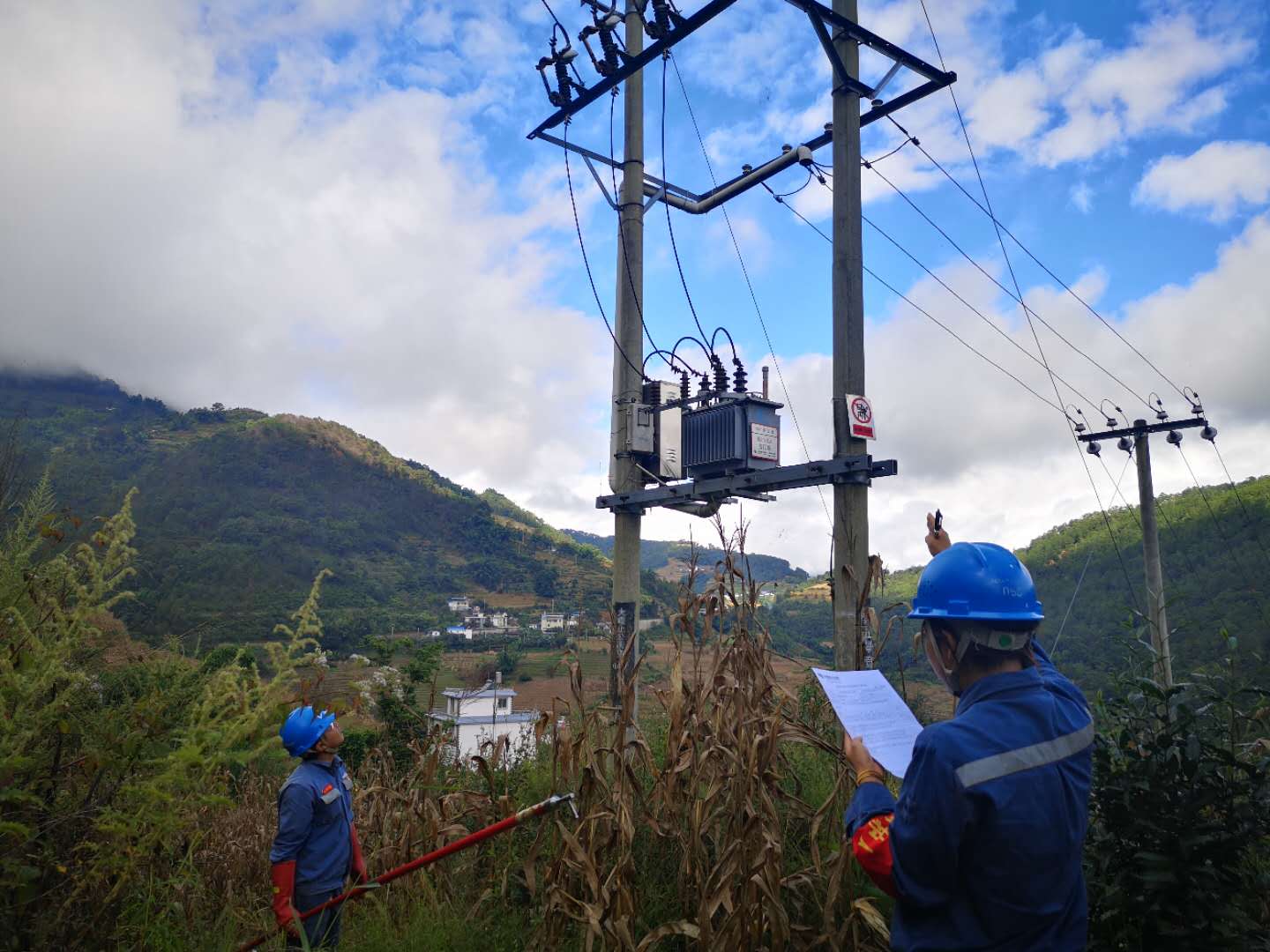 臨滄云縣供電局開(kāi)展線(xiàn)路維護(hù)改造，全面提升供電可靠性