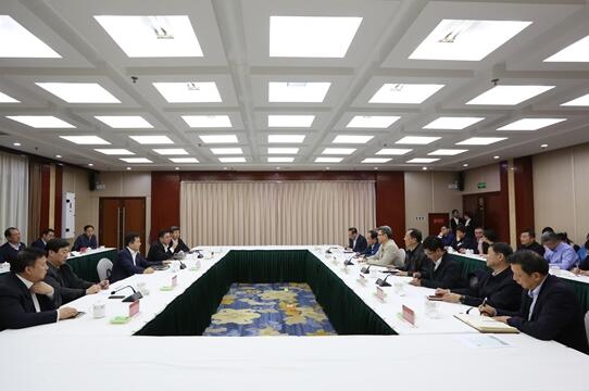 錢(qián)智民與保定市委書(shū)記黨曉龍、市長(zhǎng)郭建英進(jìn)行座談交流