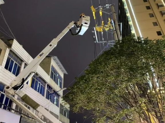 云南電網(wǎng)陸良供電局城區(qū)供電所冬夜搶修，杜絕用電隱患