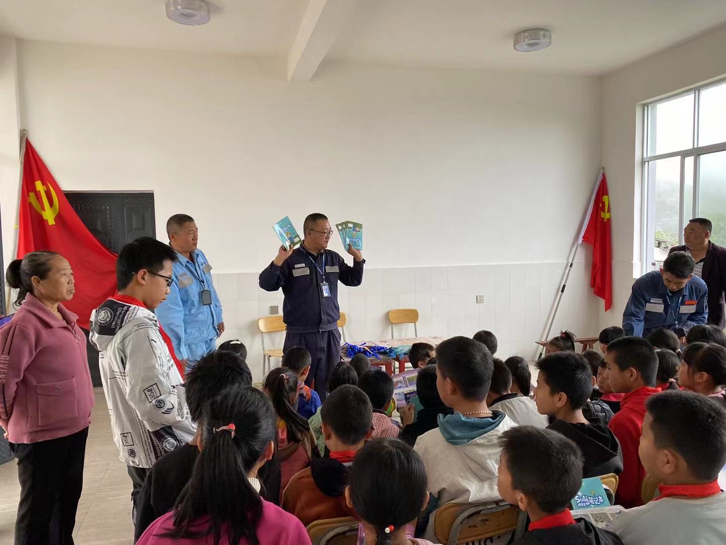 黨團聯(lián)合帶安全宣講進校園，“電”亮未來助成長