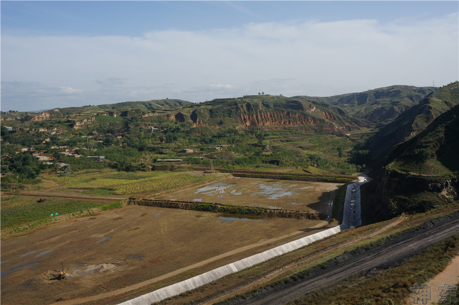 煤矸石填溝造地，千畝溝壑變良田