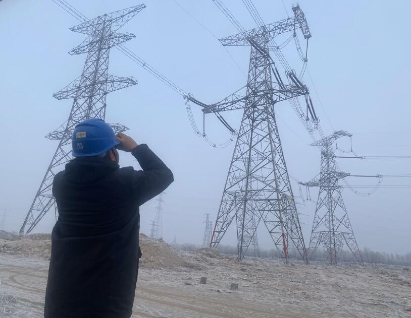 內(nèi)蒙古烏海超高壓供電公司防污除閃，寒冬堅守一線