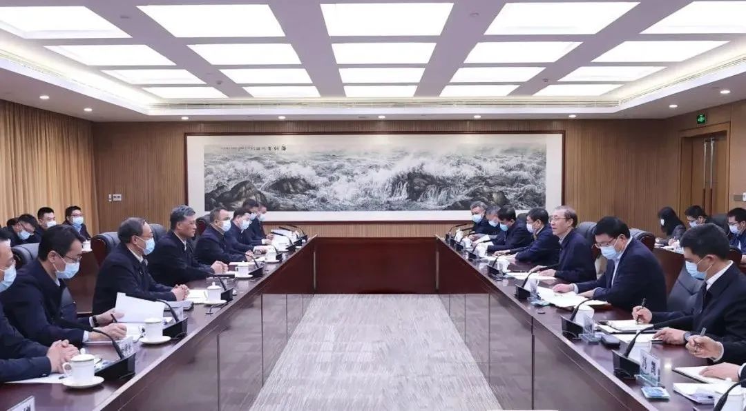 辛保安、張智剛與新疆維吾爾自治區(qū)、新疆生產(chǎn)建設(shè)兵團(tuán)領(lǐng)導(dǎo)會談