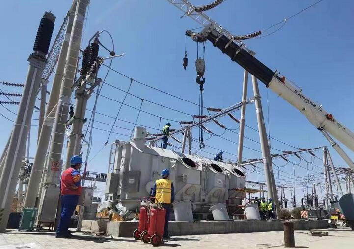 吊罩成功！主變大修工程為“綠色電”保駕護(hù)航