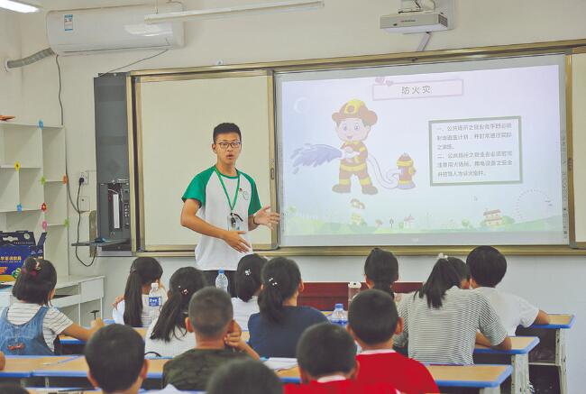 郝明?。簬椭嗳?傳遞更多溫暖