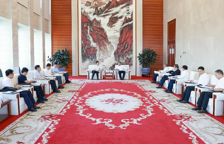 宋海良與武漢理工大學(xué)黨委書(shū)記信思金、校長(zhǎng)楊宗凱座談