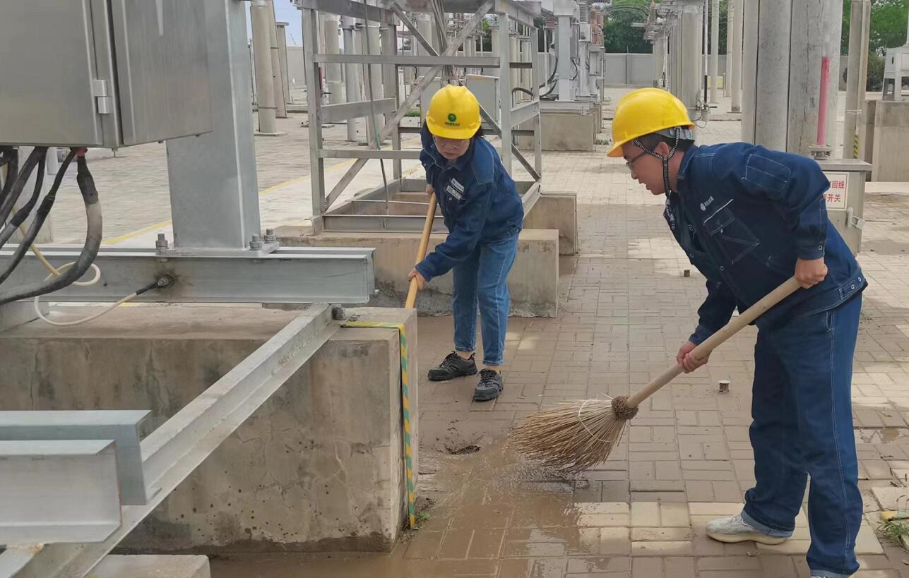 戈壁有雨，阿電人全力出擊保供電