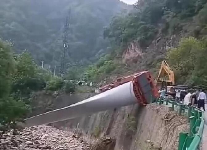 陜西寶雞隴縣：80米風(fēng)電扇葉運輸車歪倒，正救援