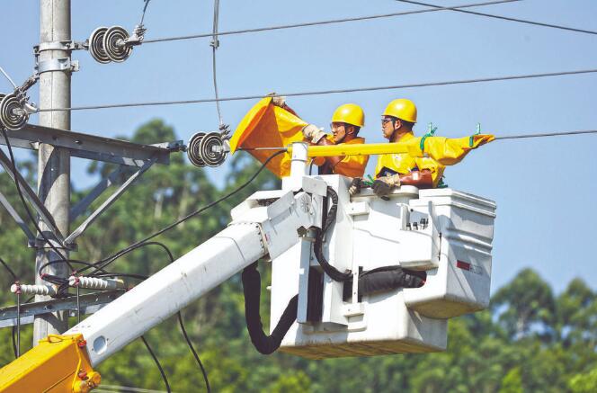 四川廣安：40攝氏度，他們帶電作業(yè)