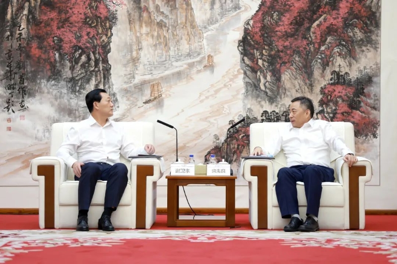 中國(guó)能建黨委書記、董事長(zhǎng)宋海良與朝陽(yáng)市市長(zhǎng)謝衛(wèi)東會(huì)談