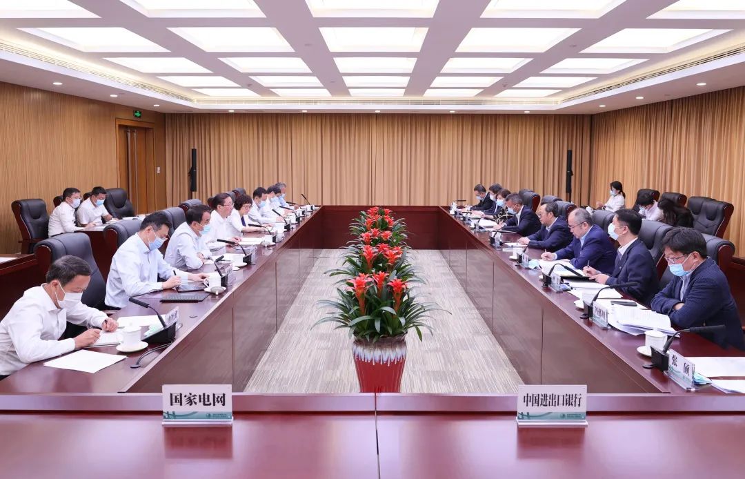 國(guó)家電網(wǎng)公司董事長(zhǎng)、黨組書記辛保安與進(jìn)出口銀行董事長(zhǎng)吳富林會(huì)談