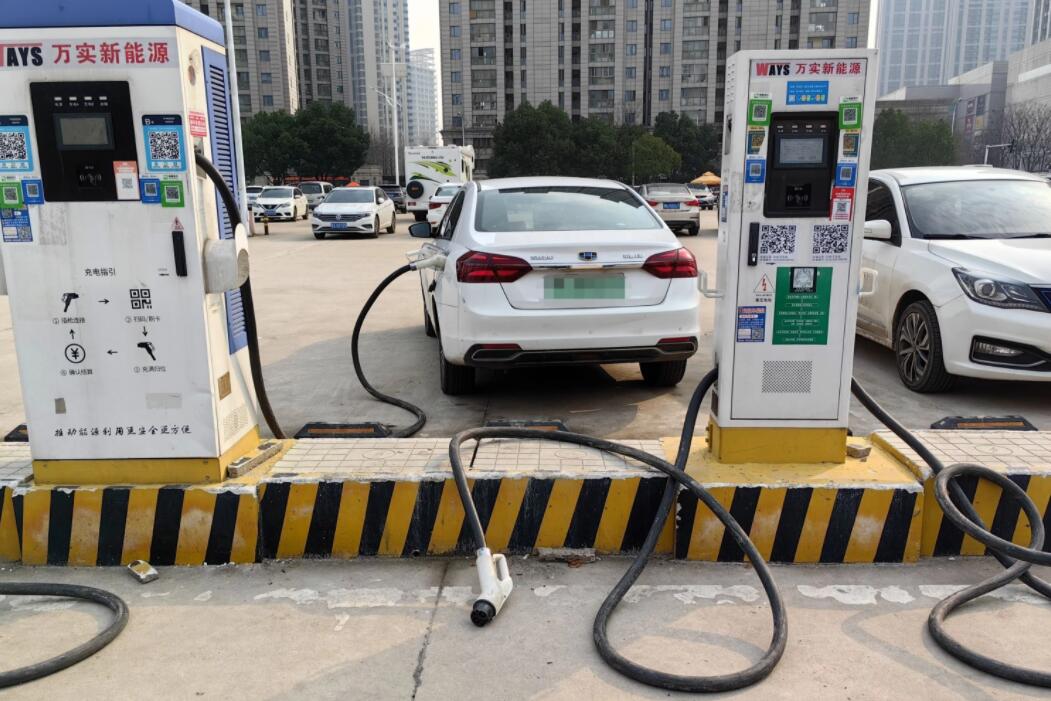 新能源車充電槍被扔積水中，對“城市家電”需多加愛護