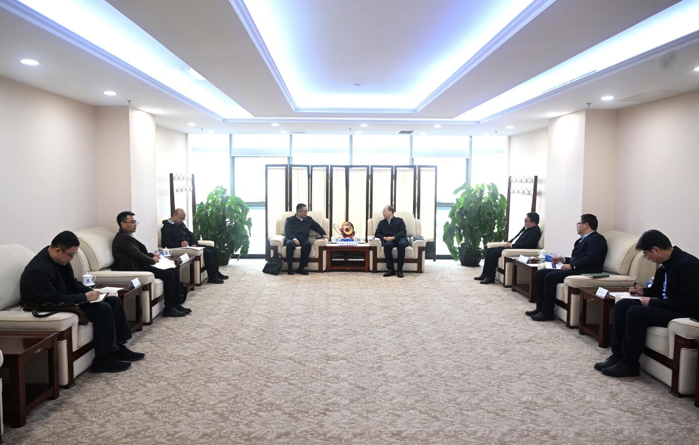 中國(guó)電建黨委常委、副總經(jīng)理徐鵬程與西藏開發(fā)投資集團(tuán)黨委書記、董事長(zhǎng)祁騰武會(huì)談