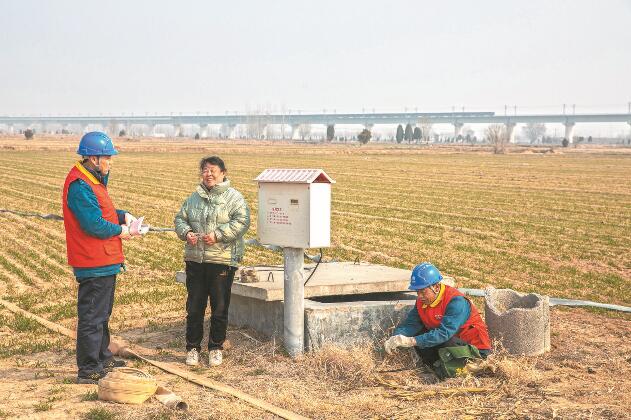 山東省梁山縣：黃河灘區(qū)上，井在地頭，電到井口