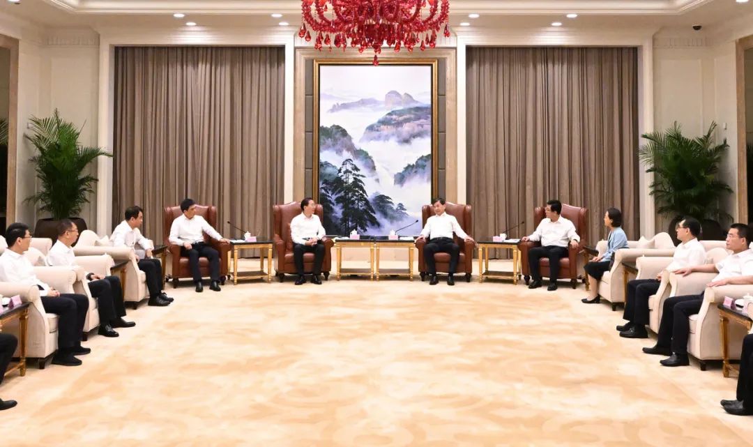 國(guó)家電網(wǎng)公司董事長(zhǎng)、黨組書辛保安與福建省委書記周祖翼、省長(zhǎng)趙龍會(huì)談