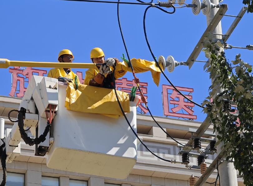 阿拉善供電公司迎夏峰帶電消缺，保醫(yī)電“汗”衛(wèi)民生