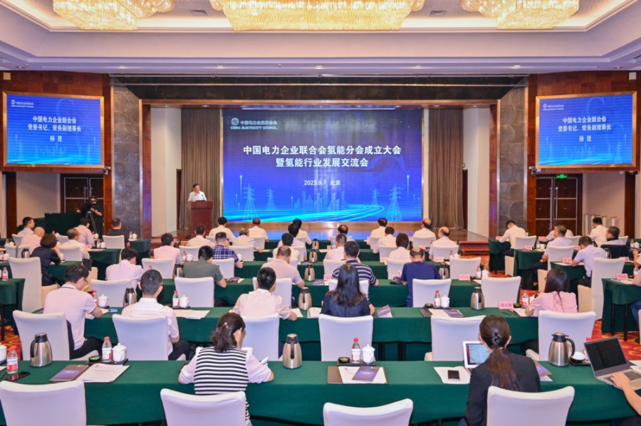 國(guó)工業(yè)和信息化部節(jié)能與綜合利用司司長(zhǎng)黃利斌14日在吉林長(zhǎng)春表示，目前，中國(guó)氫能“制儲(chǔ)輸用”產(chǎn)業(yè)鏈初步形成，已具有良好自身基數(shù)與大規(guī)模應(yīng)用市場(chǎng)，氫能產(chǎn)業(yè)呈現(xiàn)出逐步商業(yè)化的發(fā)展態(tài)勢(shì)。  當(dāng)天，“氫動(dòng)吉林”