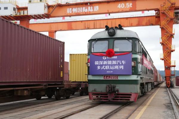 國產(chǎn)新能源汽車，坐火車“出?！?