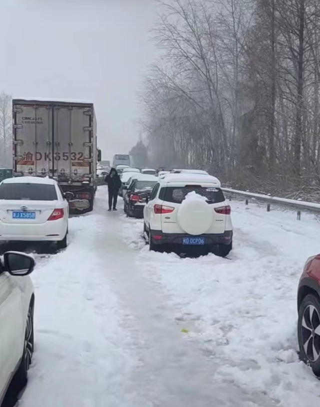 湖北凍雨暴雪導致高速公路堵塞，電動汽車再現(xiàn)“趴窩”