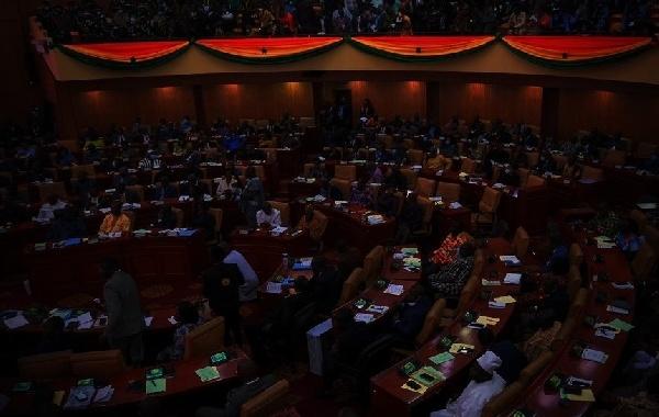 英媒：加納議會(huì)欠電費(fèi)，電力公司拉閘打斷國情咨文