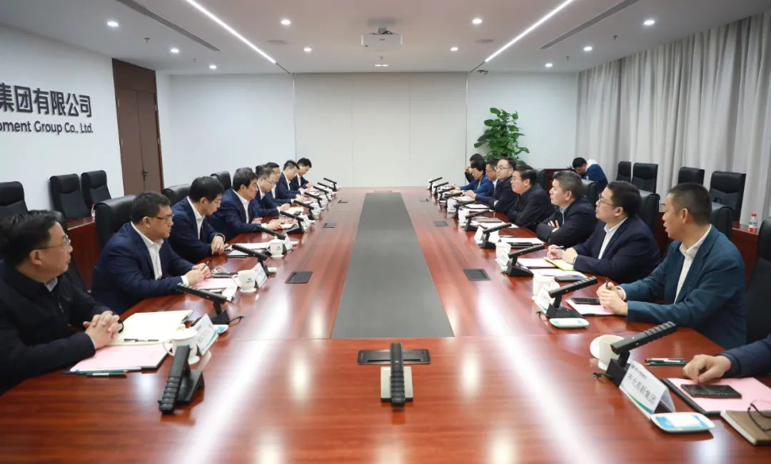 中國電氣裝備黨委書記、董事長白忠泉會(huì)見上海市靜安區(qū)委書記于勇