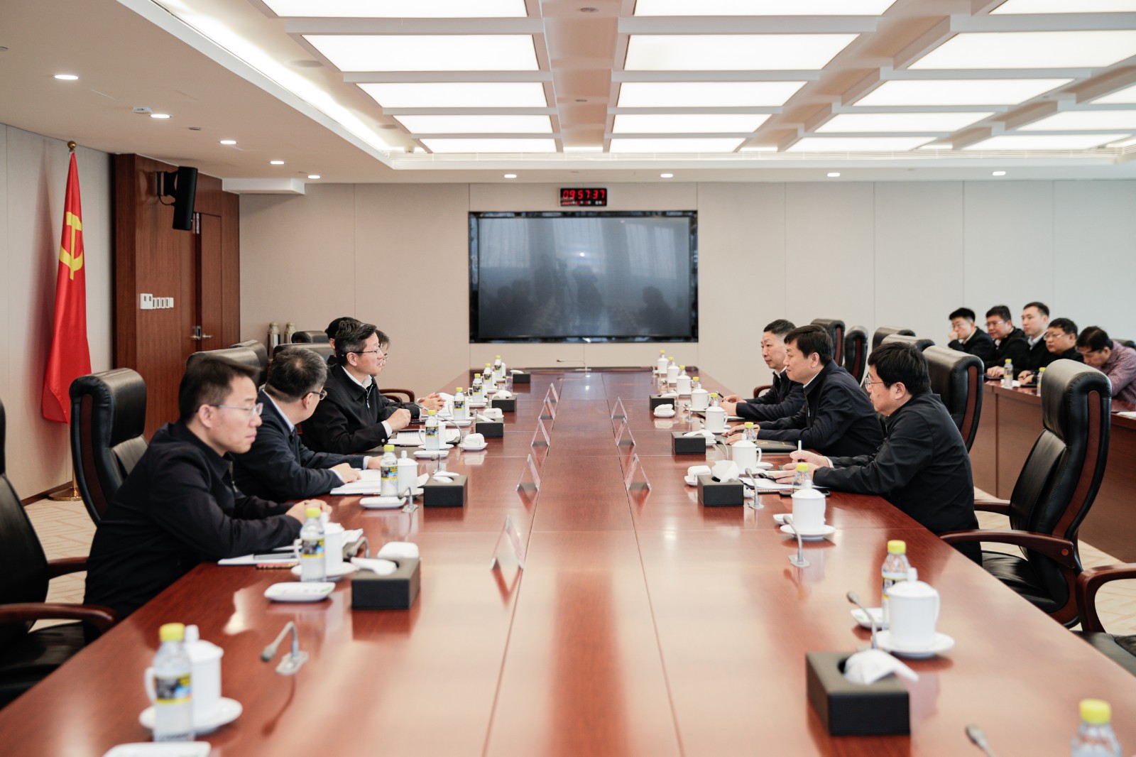 國家能源集團(tuán)總經(jīng)理、黨組副書記余兵會(huì)見衡水市委副書記、市長董曉航