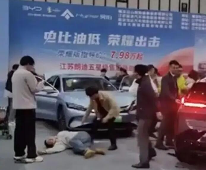 突然啟動(dòng)!參展車撞傷5人，車企最新回應(yīng)