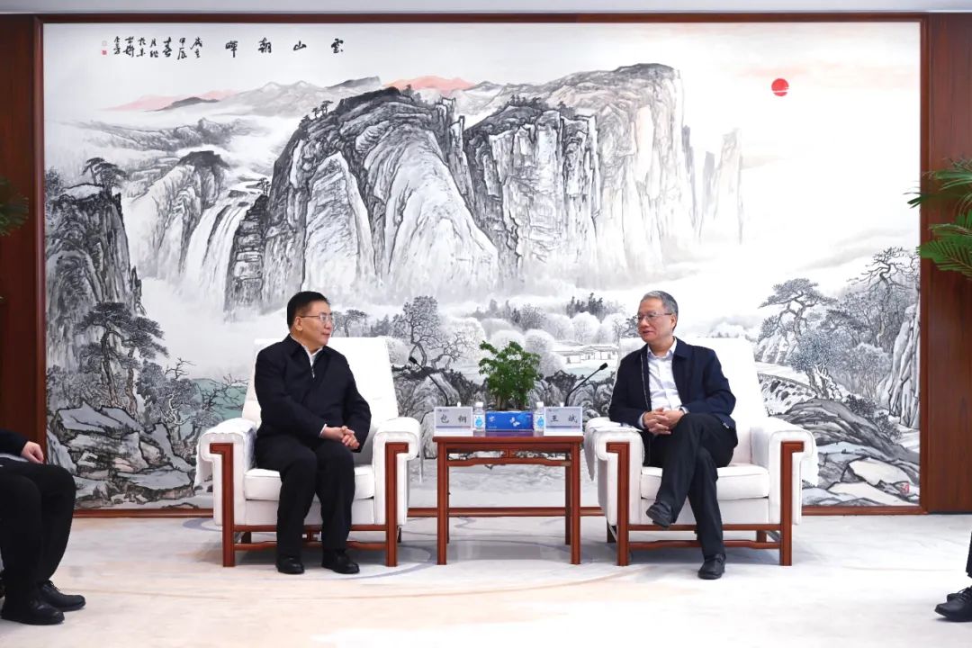 中國電建黨委副書記、總經(jīng)理王斌與內(nèi)蒙古自治區(qū)黨委常委、呼和浩特市委書記包鋼會談