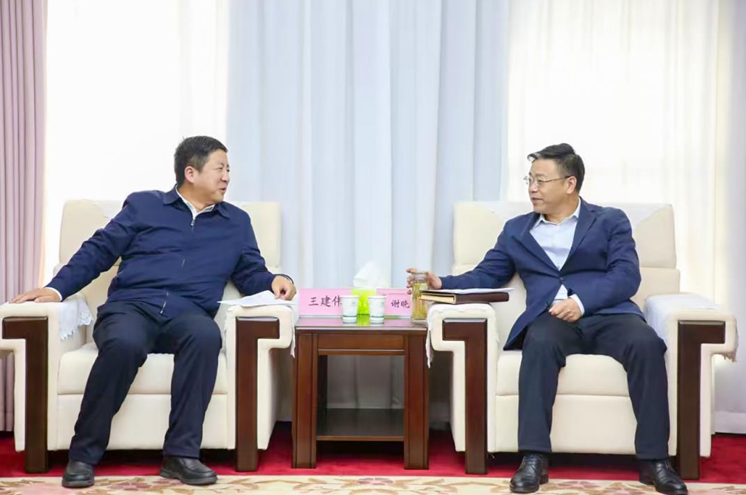 大唐甘肅公司黨委書記、董事長王建偉與甘肅能化集團黨委書記、董事長謝曉鋒會談