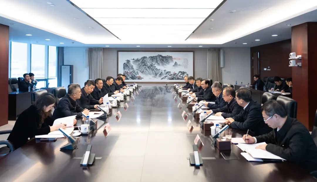 華電集團(tuán)董事長江毅、總經(jīng)理葉向東與哈電集團(tuán)董事長曹志安、總經(jīng)理黃偉舉行會談
