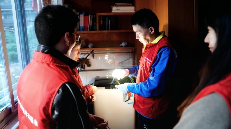 國網(wǎng)浙江物資公司電力青年主動上門服務(wù)，“電暖”千萬家